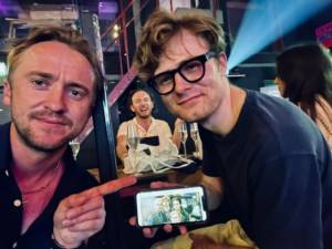 Несколько лет спустя: Том Фелтон встретился со своим экранным сыном из “Гарри Поттера”-Фото 1
