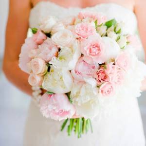 bride holding a pink bouquet