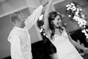 Невеста может веселиться, танцевать и принимать активное участие в ходе своей свадьбы. Однако все должно иметь предел и о приличиях забывать не стоит.