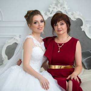 невеста с мамой на выкупе