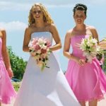 Невеста с подружками на малиновой свадьбе