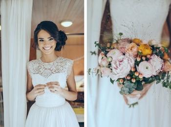 Невеста в изящном кружевном платье без рукавов с букетом