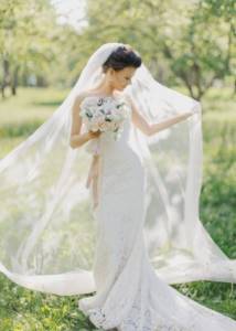 Невеста в кружевном свадебном платье