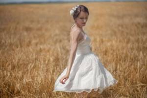 невесты в коротких свадебных платьях 6