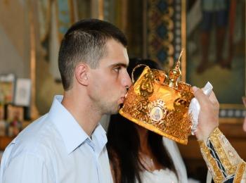 The newlywed kisses the image of the Savior on the crown