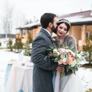 images of newlyweds for a winter wedding