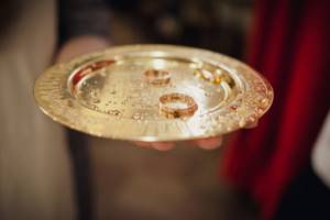 Обручальные кольца православных. Во время венчания диакон выносит обручальные кольца вслед за священником на специальном подносе