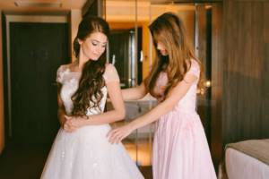 responsibilities of a bridesmaid on a wedding day