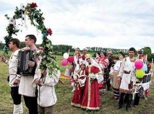 Matchmaking customs in a Russian village: a procession in national costumes