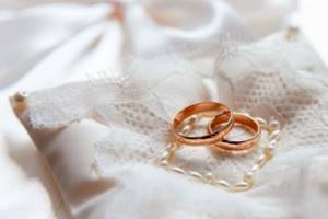 Identical wedding rings for newlyweds