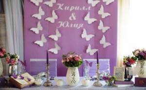 decorating the newlyweds&#39; table with butterflies