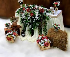 Decoration of a wedding table with hay