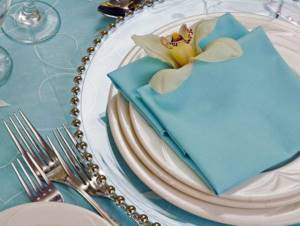 Decorating a wedding table using paper napkins