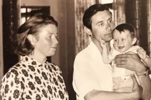 Oksana Fandera with her parents