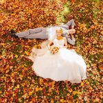 Октябрьское свадебное фото - феерия ярких красок