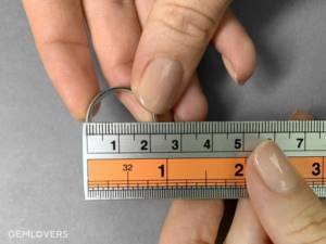 Determining ring size using a ruler