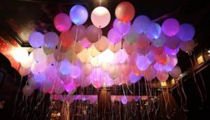 Original and spectacular illuminated balloons for an evening wedding banquet