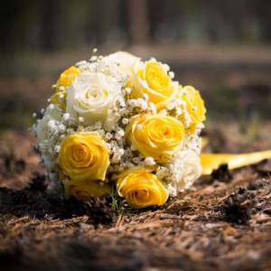 осенний свадебный букет с желтыми розами