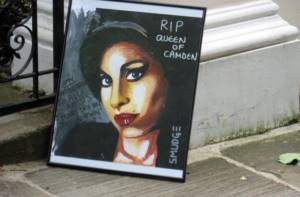 Why did singer Amy Winehouse die?