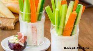 Vegetable sticks with cheese sauce