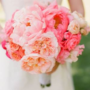 pink flowers in the bride&#39;s bouquet