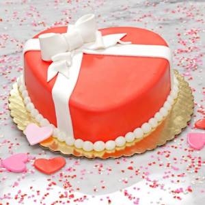 перевязанный белыми лентами красный торт на свадьбу