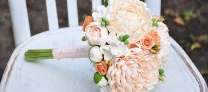 Peach wedding bouquet for the bride