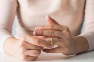 Why you shouldn&#39;t take off your wedding ring