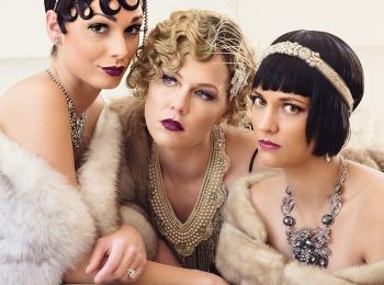 Bridesmaids in 20s style outfits