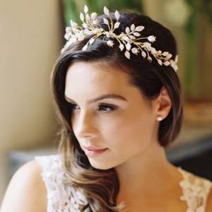 hairstyle with tiara for wedding