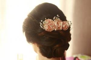 Прически с цветами в волосах на свадьбу 5