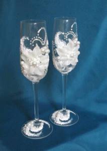 An example of a bright wedding glass design
