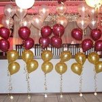 Прозрачные, красные и желтые воздушные шарики у бара на свадебном банкете