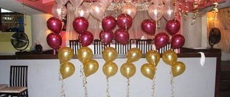 Прозрачные, красные и желтые воздушные шарики у бара на свадебном банкете