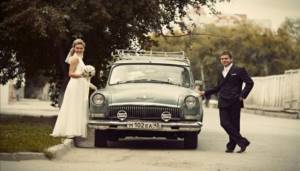 Ретро-автомобиль - обязательный элемент такой тематической свадьбы