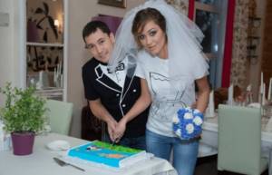 anniversary cake cutting