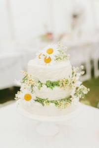 Daisies on a wedding cake