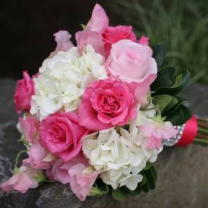 розы и гортензии в букете невесты