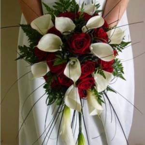 roses and callas in a wedding bouquet