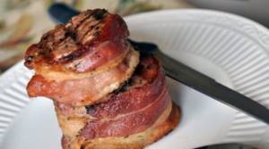 Rolls with red wine and bacon