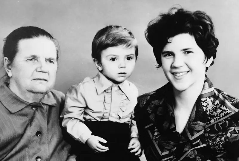 Сергей Шиподько в детстве с мамой и бабушкой