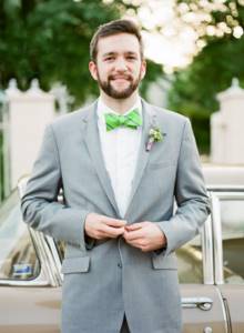 Groom&#39;s gray suit, white shirt and tie