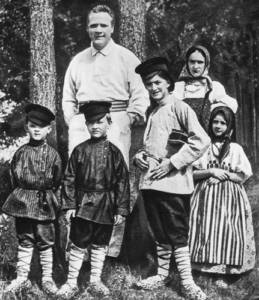Chaliapin with his children in the village. 1912 