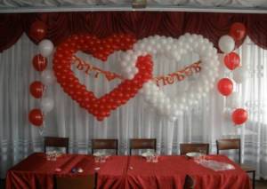 Heart-shaped balloons can be decorated with inscriptions