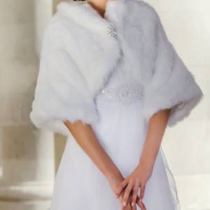 Fur coat - winter outfit for the bride