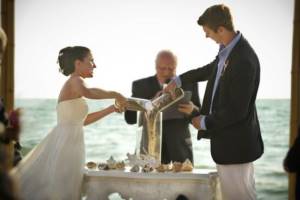 symbolic wedding ceremony - a sand ceremony at a wedding. The sand ceremony came to us from sunny Hawaii. It will fit perfectly into the concept of a summer beach wedding, but it will also suit other themes and styles if you place the right accents and choose the color of the sand. 