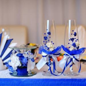 blue wine glasses for wedding