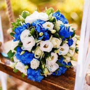 синий букет на свадьбу в военном стиле