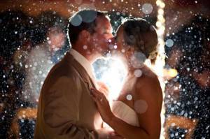 Sweet! How to kiss at a wedding 