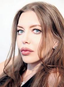 Слегка изменив внешность, экс-любовница Алексея ГЛЫЗИНА стала похожа на Анджелину ДЖОЛИ